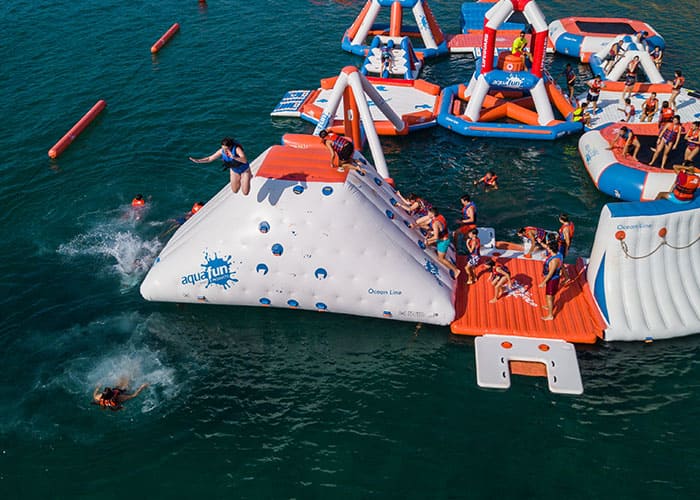 gente disfrutando del parque acuatico sobre el mar