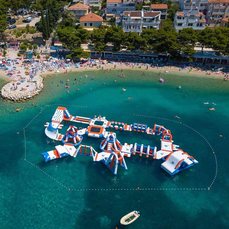parque acuatico blanco, azul y rojo en la playa